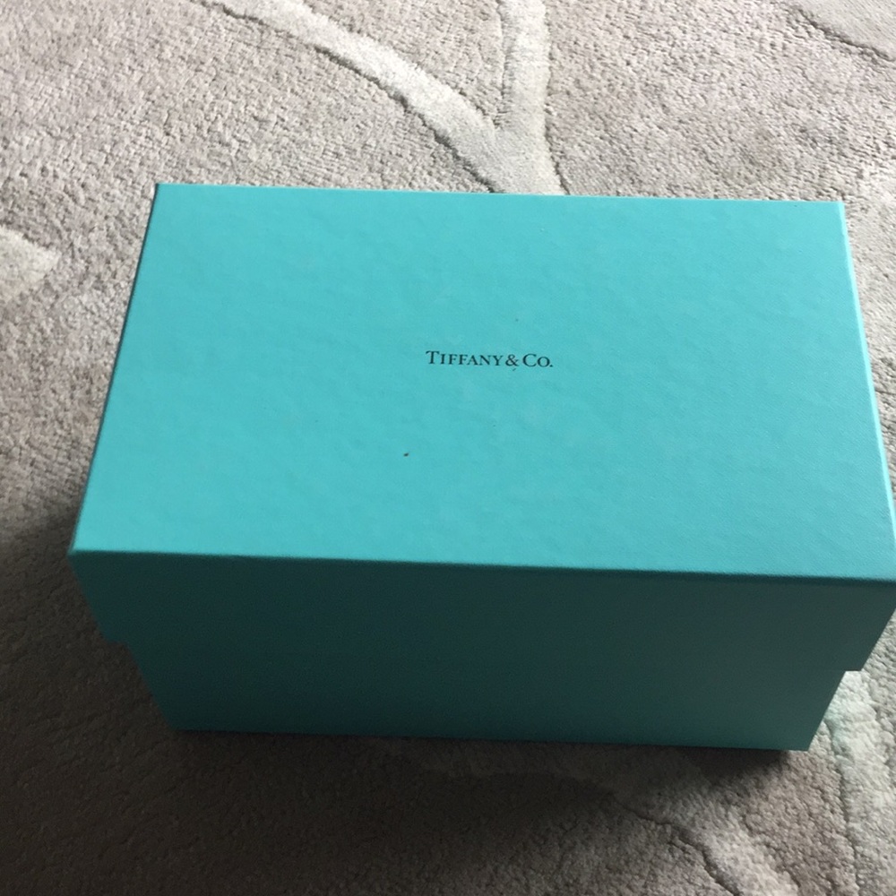 Tiffanys (empty) vase box